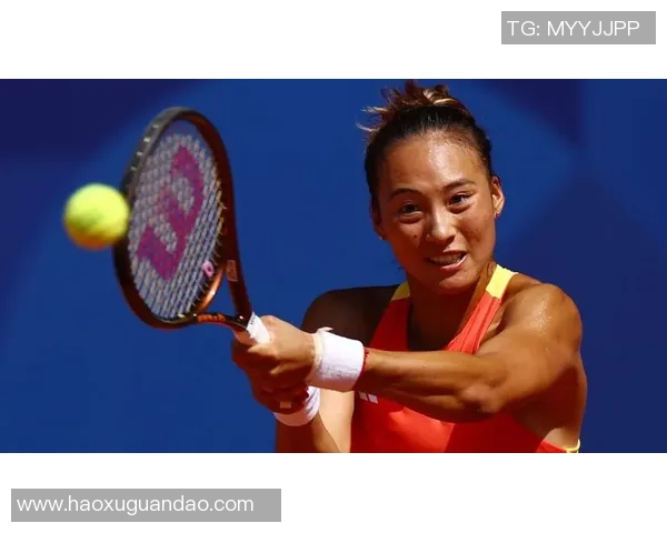 足球明星女运动员穿着时尚足球袜的精彩瞬间展示